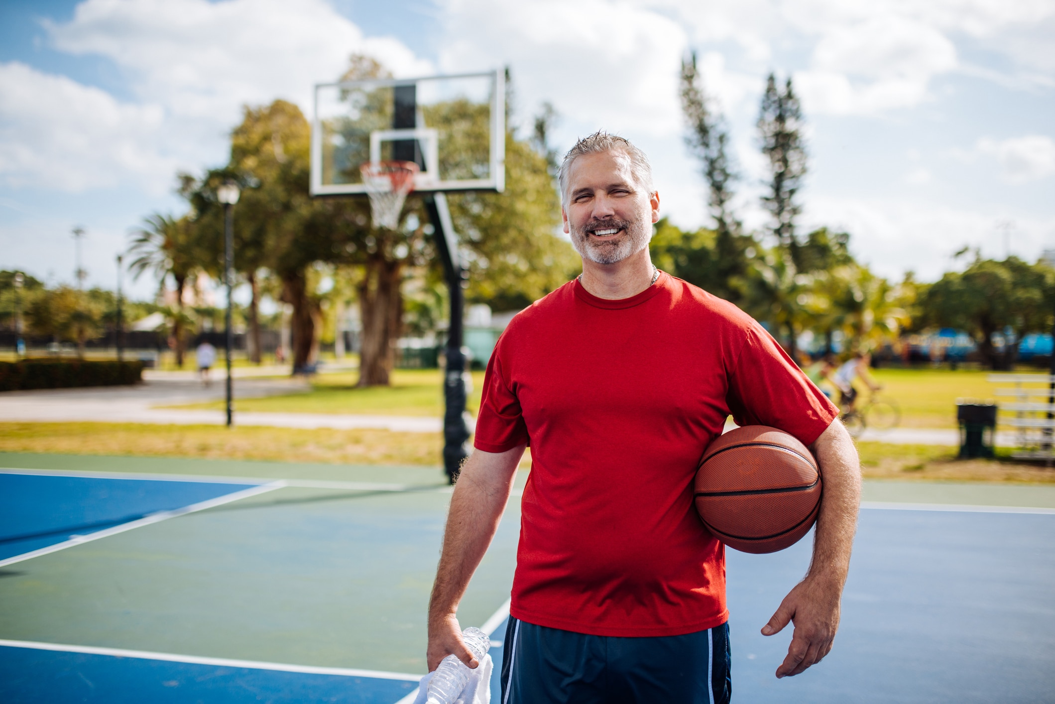 Man playing basketball as part of an active lifestyle